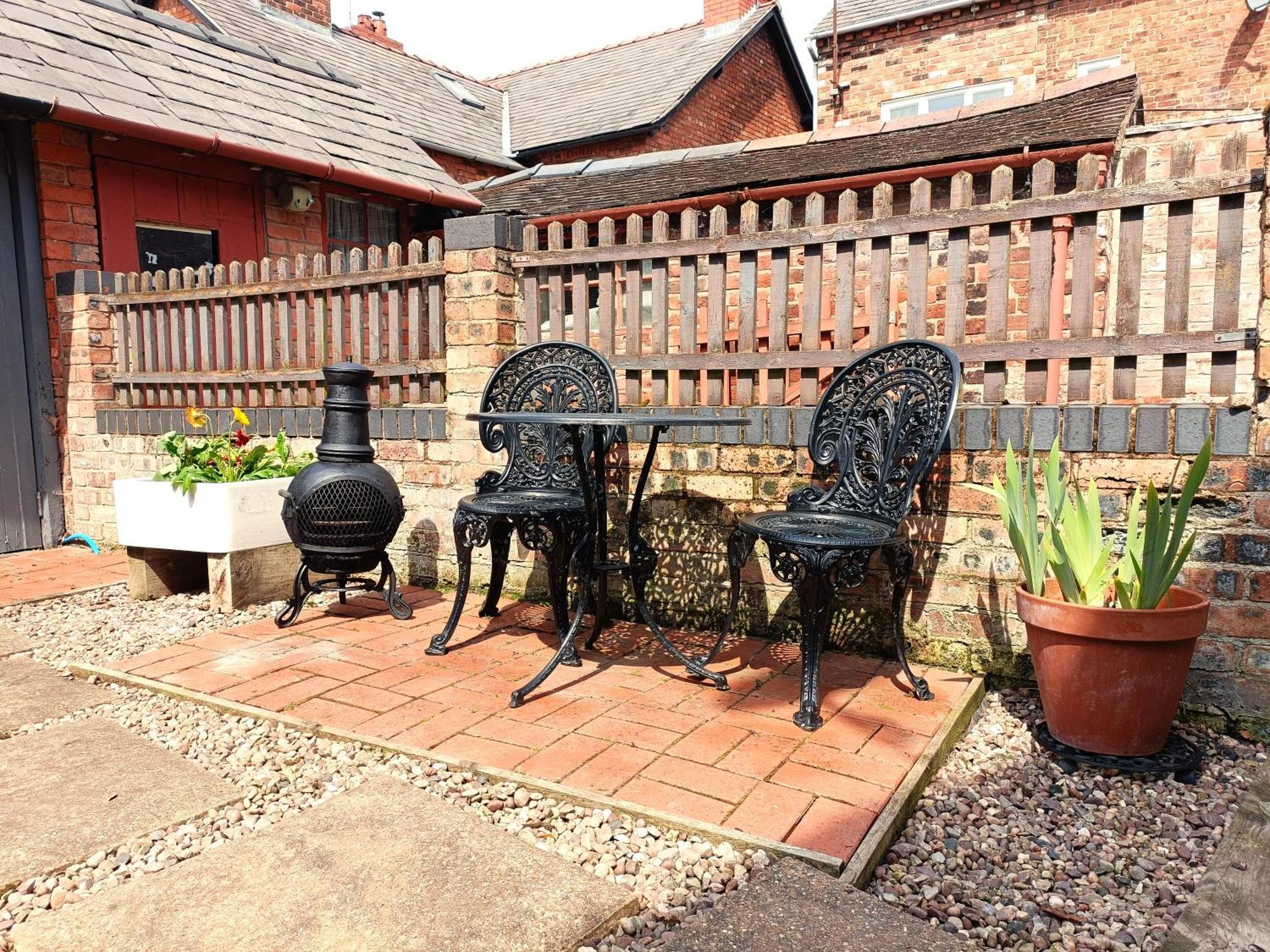 Charming Terrace In Whitchurch *